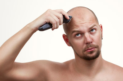 Homme se rase la tête