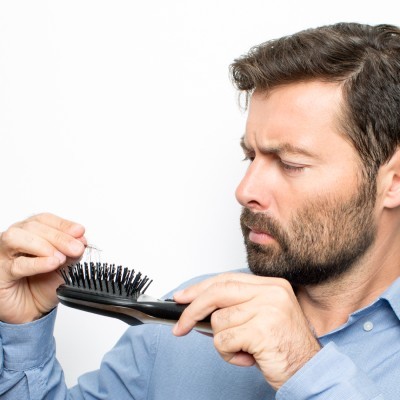 Reconnaître une perte normale et pathologique de cheveux